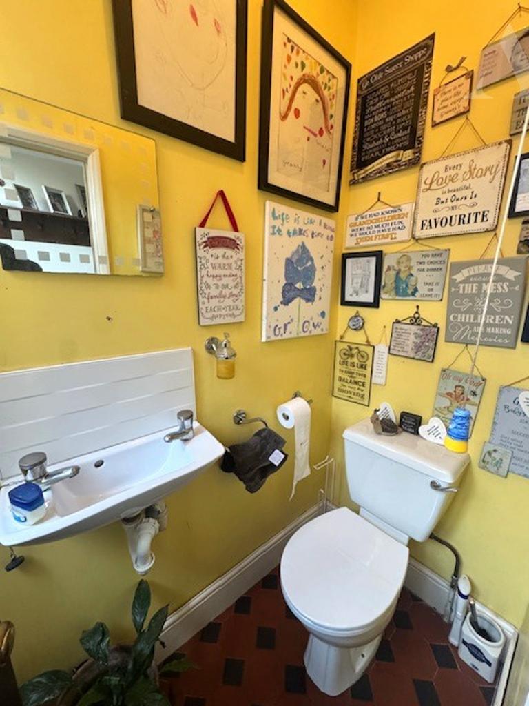 28 Vicarage Road guest wc.jpeg