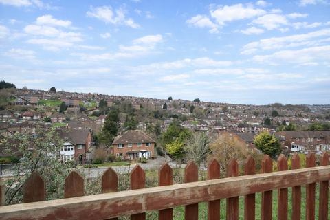 3 bedroom bungalow to rent, 3 Bedroom Bungalow To Let - HP12