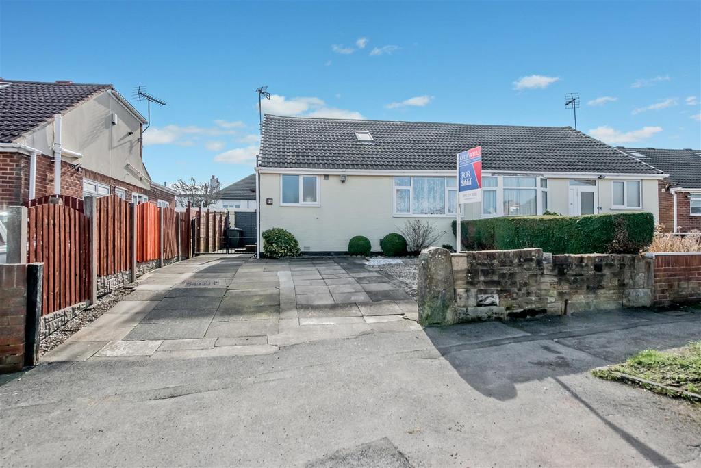 Off Street Parking / Driveway / Single Garage: