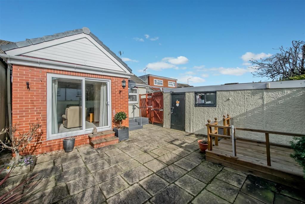 Off Street Parking / Driveway / Single Garage: