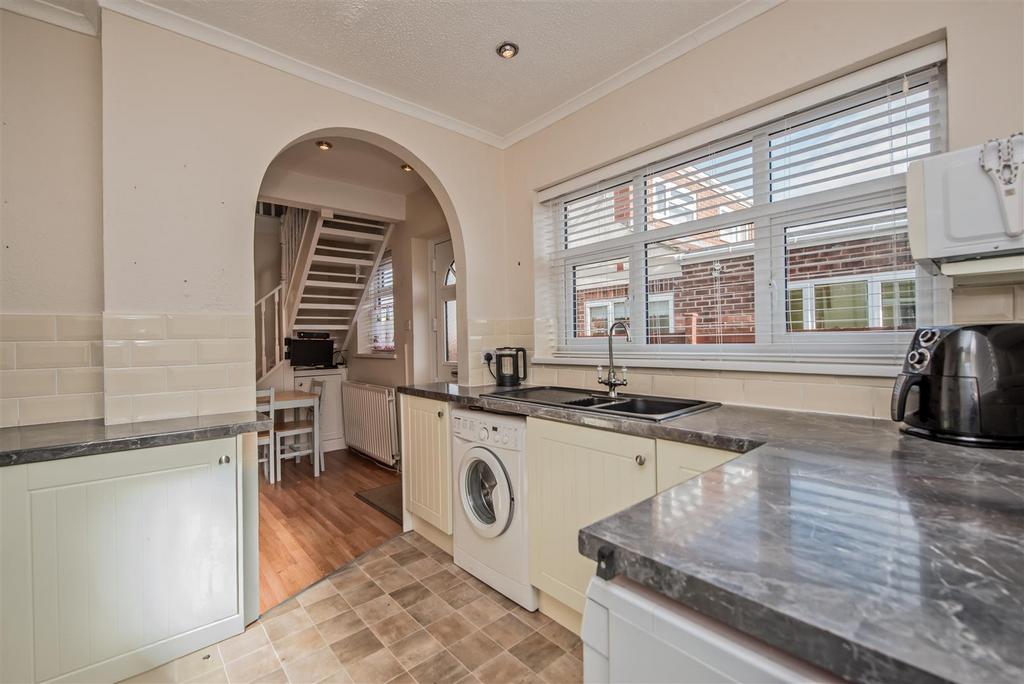 Open Plan Fitted Kitchen: & Dining