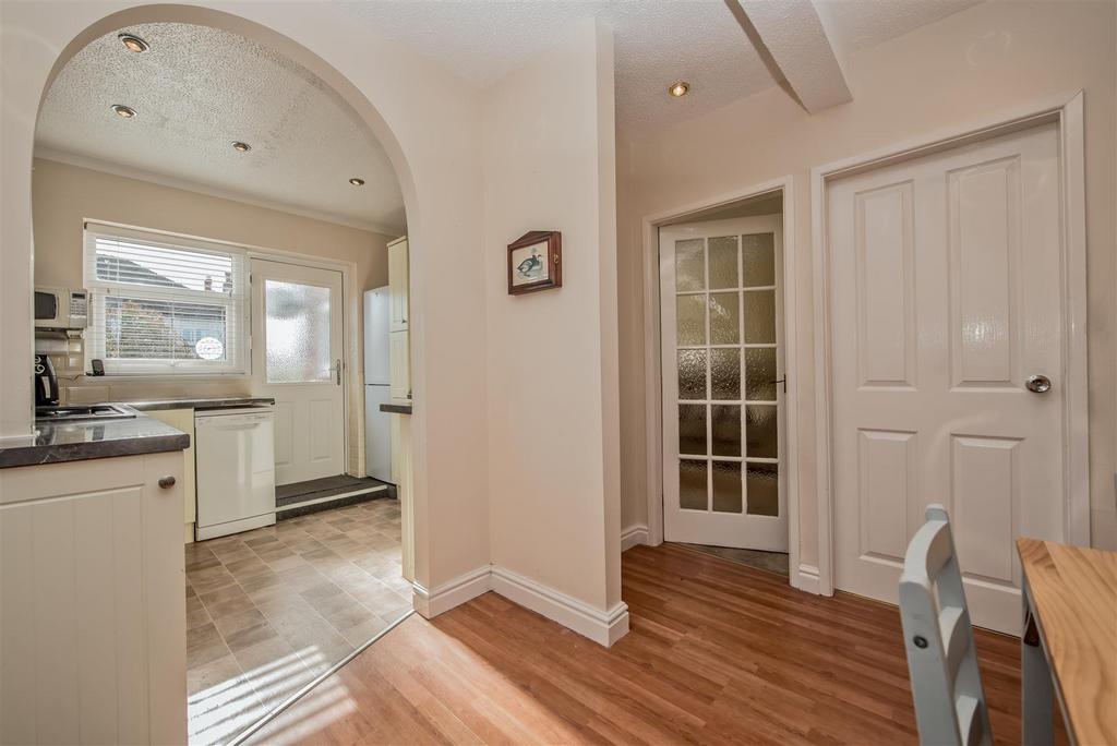 Open Plan Fitted Kitchen: & Dining