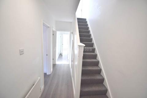 3 bedroom end of terrace house to rent, Wantage Road, Reading