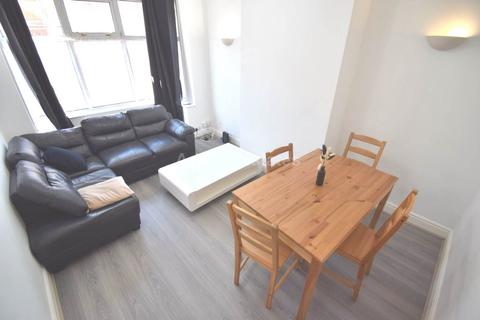 3 bedroom end of terrace house to rent, Wantage Road, Reading
