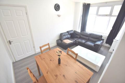 3 bedroom end of terrace house to rent, Wantage Road, Reading