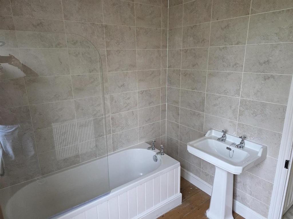 Bathroom a.jpg