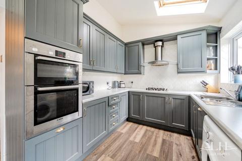 4 bedroom semi-detached house for sale, Highfield Road, Romford