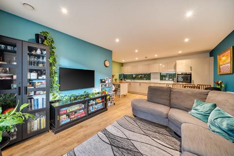 3 bedroom apartment for sale, Lomond Grove, London