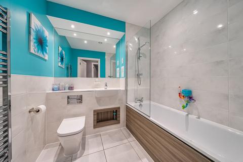 3 bedroom apartment for sale, Lomond Grove, London