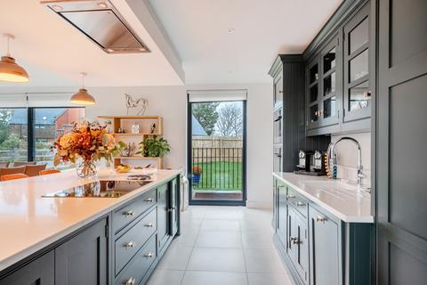 5 bedroom detached house to rent, The Close, Clifford Chambers, CV37