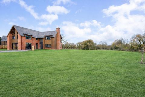 5 bedroom detached house to rent, The Close, Clifford Chambers, CV37