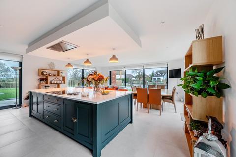 5 bedroom detached house to rent, The Close, Clifford Chambers, CV37