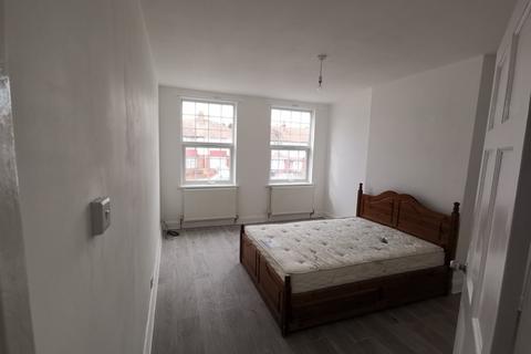 2 bedroom flat for sale, Links View, Greenford UB6