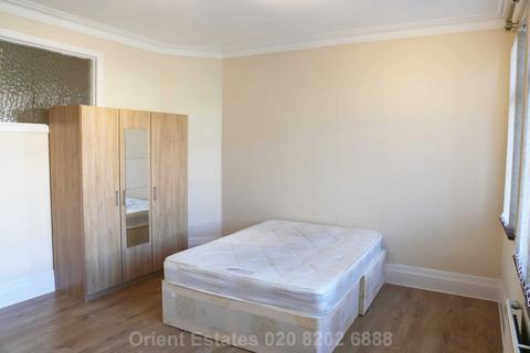 3 bedroom flat to rent, Wykeham Road, Hendon