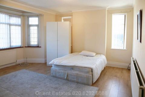 3 bedroom flat to rent, Wykeham Road, Hendon