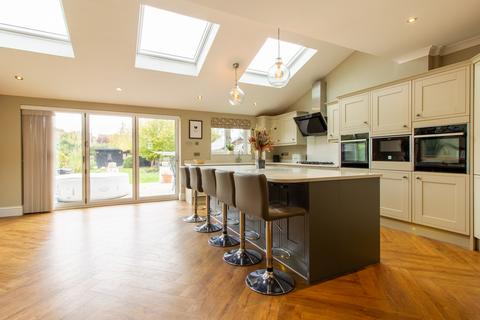4 bedroom detached house for sale, 140 Beehive Lane, Chelmsford CM2 9SH