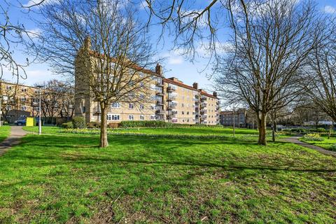 4 bedroom flat for sale, Chobham Gardens, London