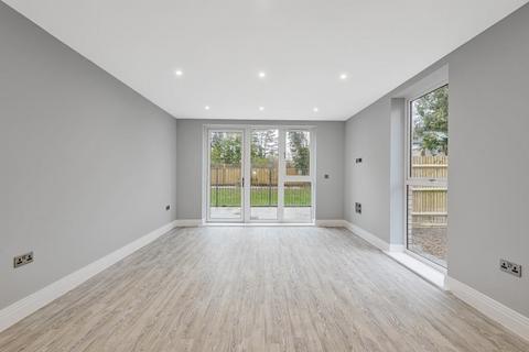 2 bedroom apartment to rent, Uxbridge Road
