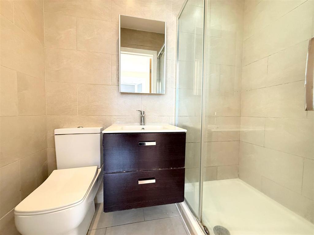En-suite shower to bed 1.jpeg