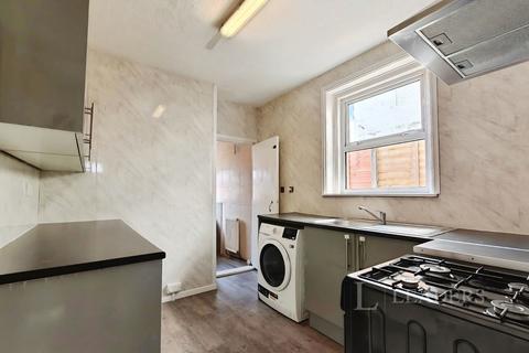 3 bedroom terraced house to rent, Moorland Road, PO1