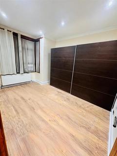 3 bedroom flat to rent, High Street North, London