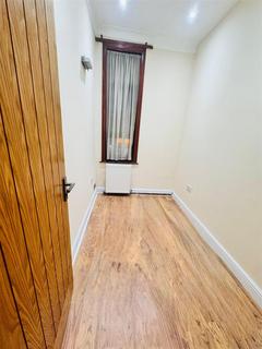 3 bedroom flat to rent, High Street North, London