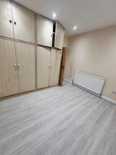 3 bedroom flat to rent, High Street North, London