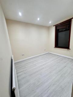 3 bedroom flat to rent, High Street North, London
