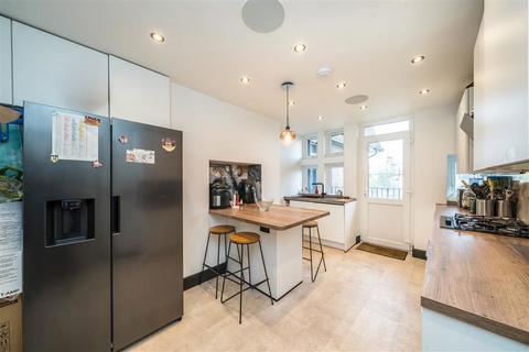 3 bedroom flat to rent, Cavendish Mansions, London SW12