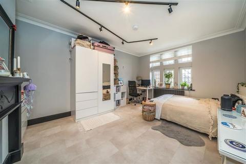 3 bedroom flat to rent, Cavendish Mansions, London SW12