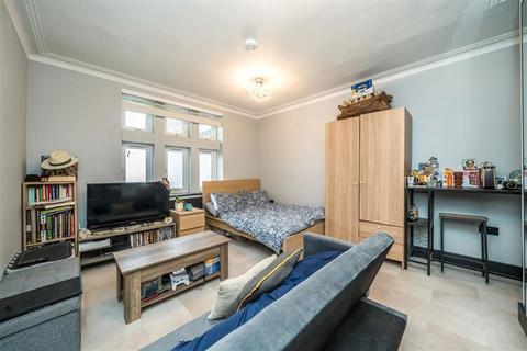 3 bedroom flat to rent, Cavendish Mansions, London SW12