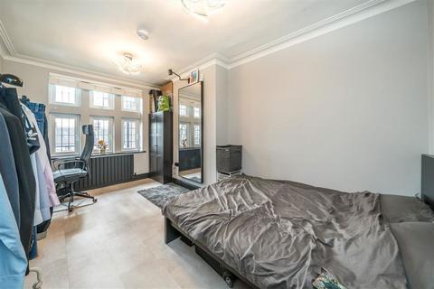 3 bedroom flat to rent, Cavendish Mansions, London SW12