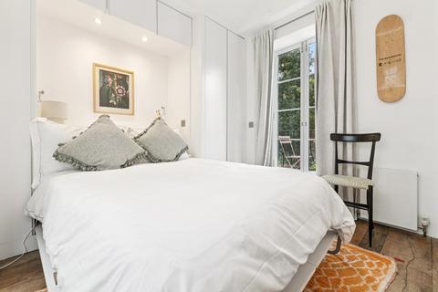 2 bedroom flat to rent, Chepstow Crescent, London