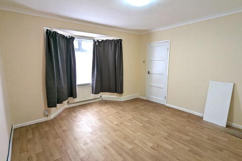 3 bedroom semi-detached house to rent, Cypress Grove, Ilford, IG6