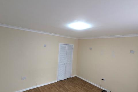 3 bedroom semi-detached house to rent, Cypress Grove, Ilford, IG6