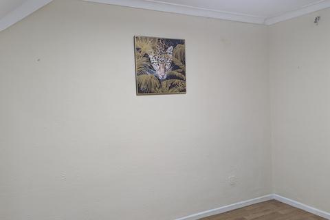3 bedroom semi-detached house to rent, Cypress Grove, Ilford, IG6