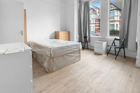 Studio to rent, Harlesden Gardens, London, NW10