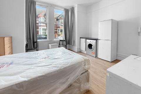 Studio to rent, Harlesden Gardens, London, NW10