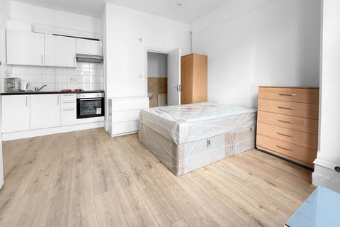 Studio to rent, Harlesden Gardens, London, NW10