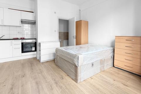 Studio to rent, Harlesden Gardens, London, NW10