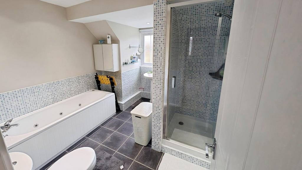 24 Hayleaze bathroom a.jpg