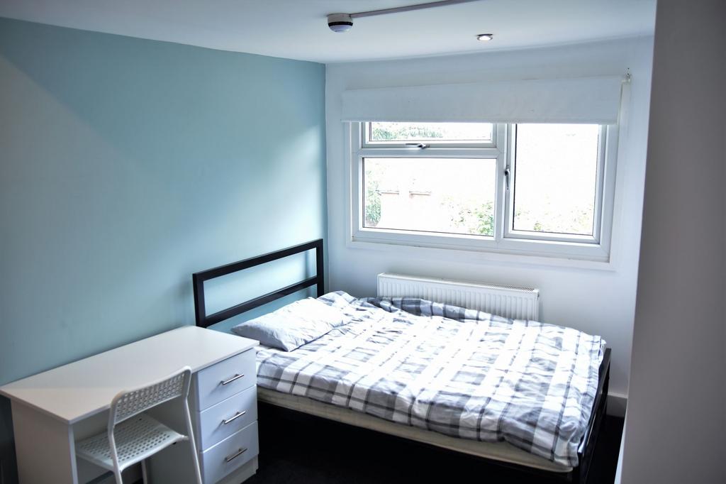 A bright, well-maintained double bedroom featur...