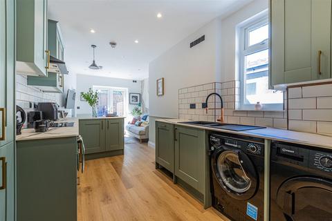 1 bedroom in a house share to rent, Theodora Street, Cardiff CF24