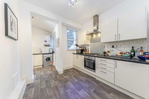 2 bedroom flat to rent, Prince Of Wales Drive, London SW11