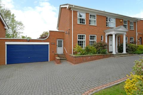 4 bedroom detached house to rent, Blackpond Lane Farnham Royal SL2