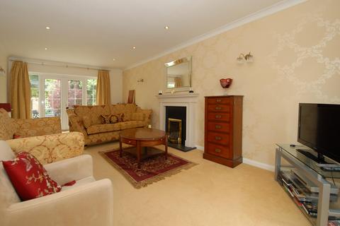 4 bedroom detached house to rent, Blackpond Lane Farnham Royal SL2