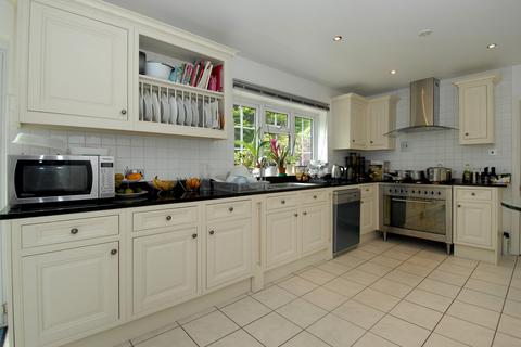 4 bedroom detached house to rent, Blackpond Lane Farnham Royal SL2