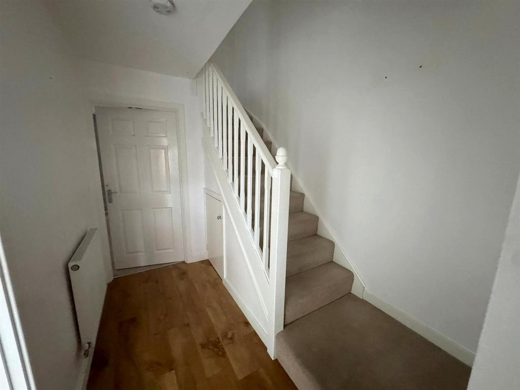 Hallway balanced estate agent.jpg