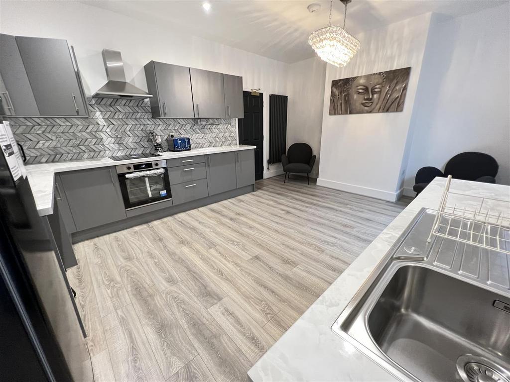 Kitchen 2.JPG