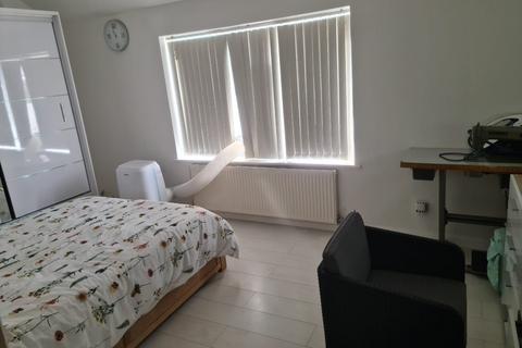 2 bedroom terraced house to rent, Harris Road, DAGENHAM RM9
